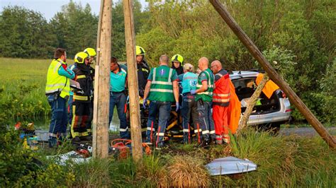 Twee zwaargewonden na botsing tussen motor en wagen